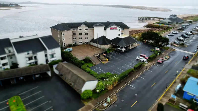 Siletz Bay Beachfront Hotel preview